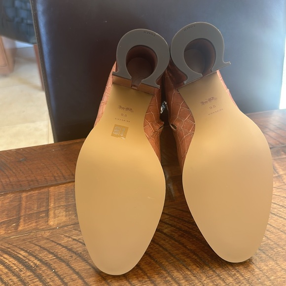 NWOT COACH tan reptile embossed boots a size 9.5 - Picture 4 of 6